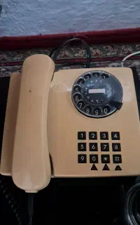 تلفن ثابت قدیمی