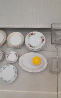 تعدادی ظرف و میوه خوری