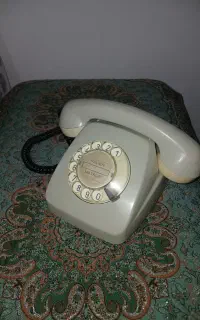 گوشی تلفن ثابت قدیمی و رومیزی با شماره گیر چرخشی