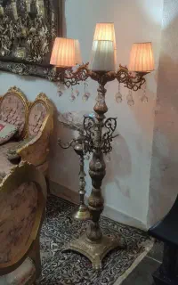آباژور ایستاده
