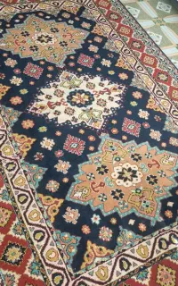 گلیم .میز تلویزیون و مقداری وسایل منزل