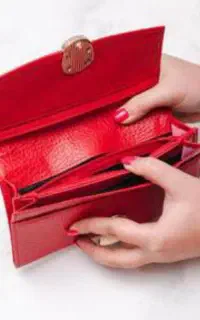 کیف پول قرمز حاوی مدارک