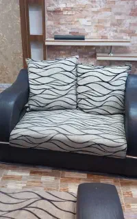 یک ست مبل راحتی و پرده به همراه تاج