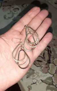 طلا و جواهرات گوشواره حدودا ۱۱ گرم انگشتر ۵