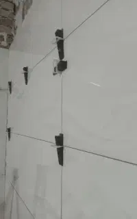 شاگرد کاشی کاری داخل ساختمان