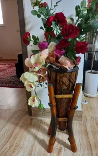 گلدان و گل مصنوعی