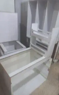 کارگر برای نصب کابینت