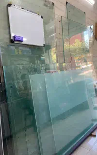 همکار کار در شیشه بری