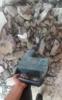 کارگر قوی تخریب کار ساختمان