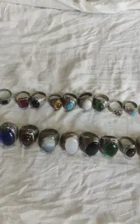 تعدادی انگشتر فروشی