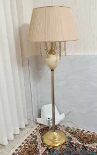 آباژور ایستاده