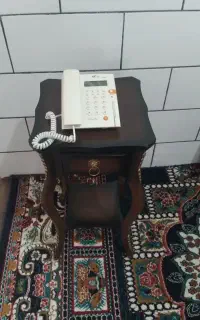 گوشی تلفن. با میز