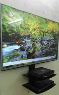 شلف شیشهای دو طبقه زیر تلوزیون دیواری