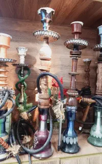 قلیون ومیز نیمکت