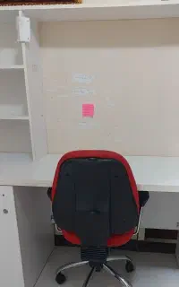 میز تحریر و دارای کمد چرخ سردوز