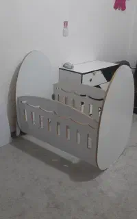 تخت کنار مادر