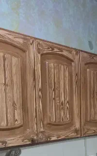 کابینت و دوتا کشو کنار تختی  و سبد سیب زمینی پیاز