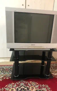تلوزیون و میز