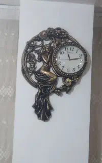 ساعت و میز اتو