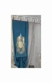 کتیبه ودستک فیروزه ای کنار پرده