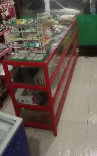 ویترین شیشه ای و پله