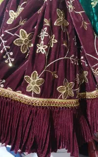 لباس رنگ‌زرشکی