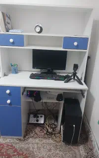 میز تحریر و کتابخانه