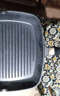 یک تابه گریل یک بار استفاده شده ۱۵۰۰