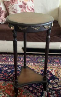 میز آباژور و تلفن