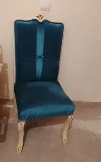 صندلی چوبی ترتمیز و چارپایه آهنی و یک عدد آیینه