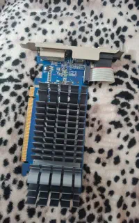 دو عدد کارت گرافیک ddr3