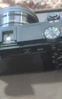 دوربین سونی آلفا ۶۰۰۰ با لنز ۱۶ ۵۰
