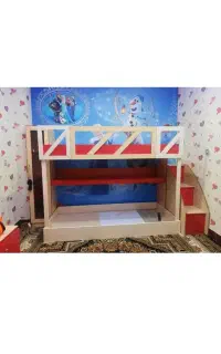 تخت دوطبقه نوجوان داری دوتا کمد طبقه بندی شده