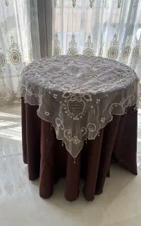 میز گرد چوبی کنار سالن