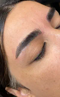 مدل برای میکروبلید ابرو ظریف و مویی