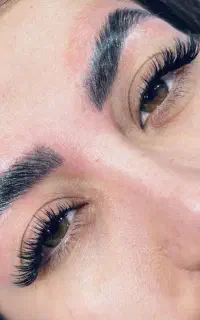 مدل مژه برای تکمیل آلبوم