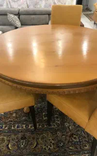 میز گرد تنها شیک و‌خوشرنگ بدون صندلی بدلیل مهاجرت
