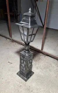 چراغ حیاطی پایه دار کلاهک دار آک بند