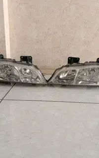 یک جفت چراغ جلو پارس