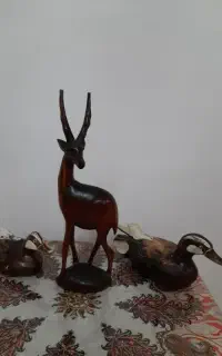 مجسمه از جنس چوب هندی