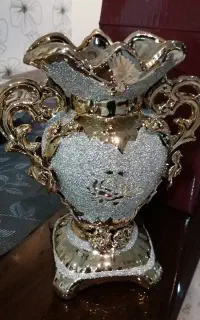 گلدان طلائی با کارتن