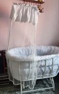 تخت کنار مادر