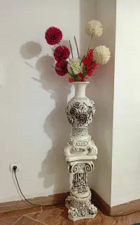 گلدان و گل و زیر گلدانی باهم