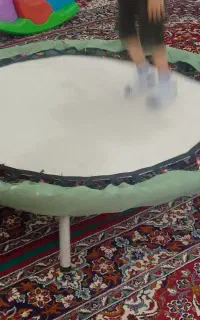 ترامبولینگ و تعدادی توپ استخر