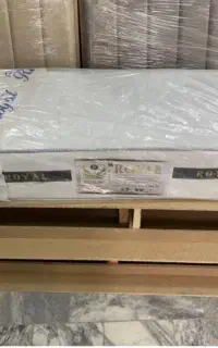 ساعت دیواری و تشک
