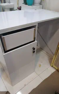 میز تحریر و کامپیوتر