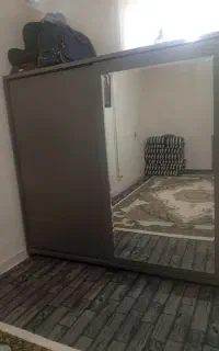 دو تا کمد لباس به رنگ کرمی و طوسی