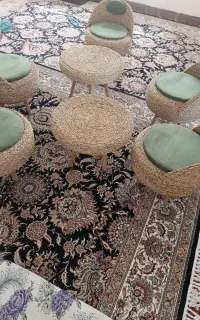 تعداد پنج عددصندلی و دو عدد میز چوبی فروشی