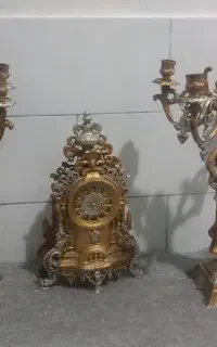 یک جفت شمعدان و ساعت برنجی