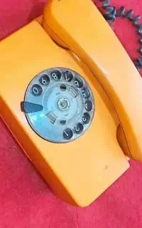 تلفن قدیمی بسیار خوشرنگ